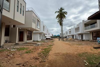 3 Bed Villa with Swimming Pool at Coca-Cola - 2