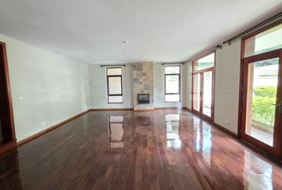 5 Bed Townhouse with En Suite in Lavington - 3