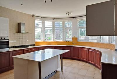 5 Bed Townhouse with En Suite in Rosslyn - 2