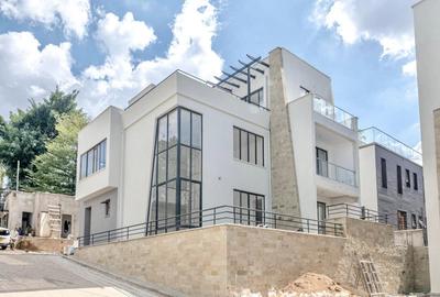 5 Bed Villa with En Suite in Lavington