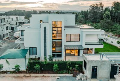 5 Bed Villa with En Suite in Runda - 2
