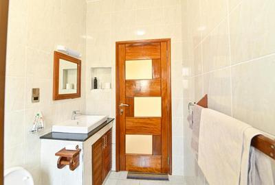 Serviced 3 Bed Apartment with En Suite in Mombasa CBD - 4