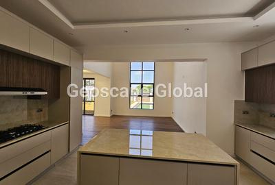 5 Bed House with En Suite in Lavington - 4