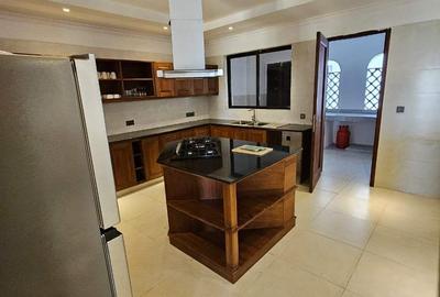 Serviced 3 Bed Apartment with En Suite at Moyne Drive - 3