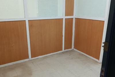 710 ft² Commercial Property with Service Charge Included at Baricho Road - 3