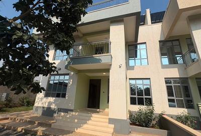 4 Bed Villa with En Suite at Garden Estate