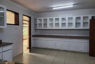 5 Bed Townhouse with En Suite in Nyari - 4