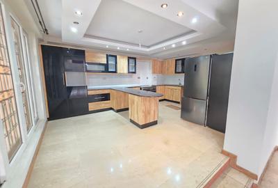 5 Bed Townhouse with En Suite at Convent Drive - 3