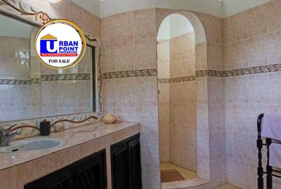 5 Bed Villa with En Suite in Watamu - 2