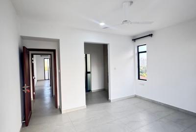 3 Bed Apartment with En Suite at Off Links Road - 4