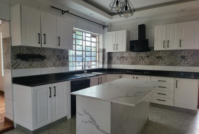 5 Bed House with En Suite in Runda - 3