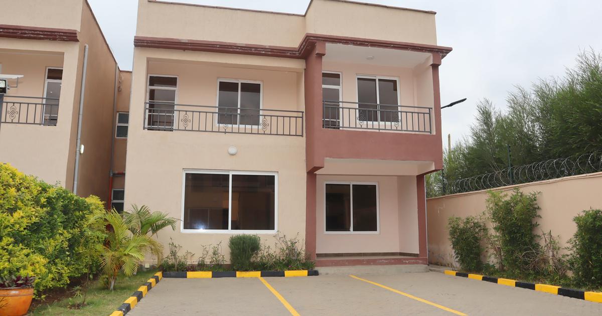 4 Bed House with En Suite at Near Gateway Mall