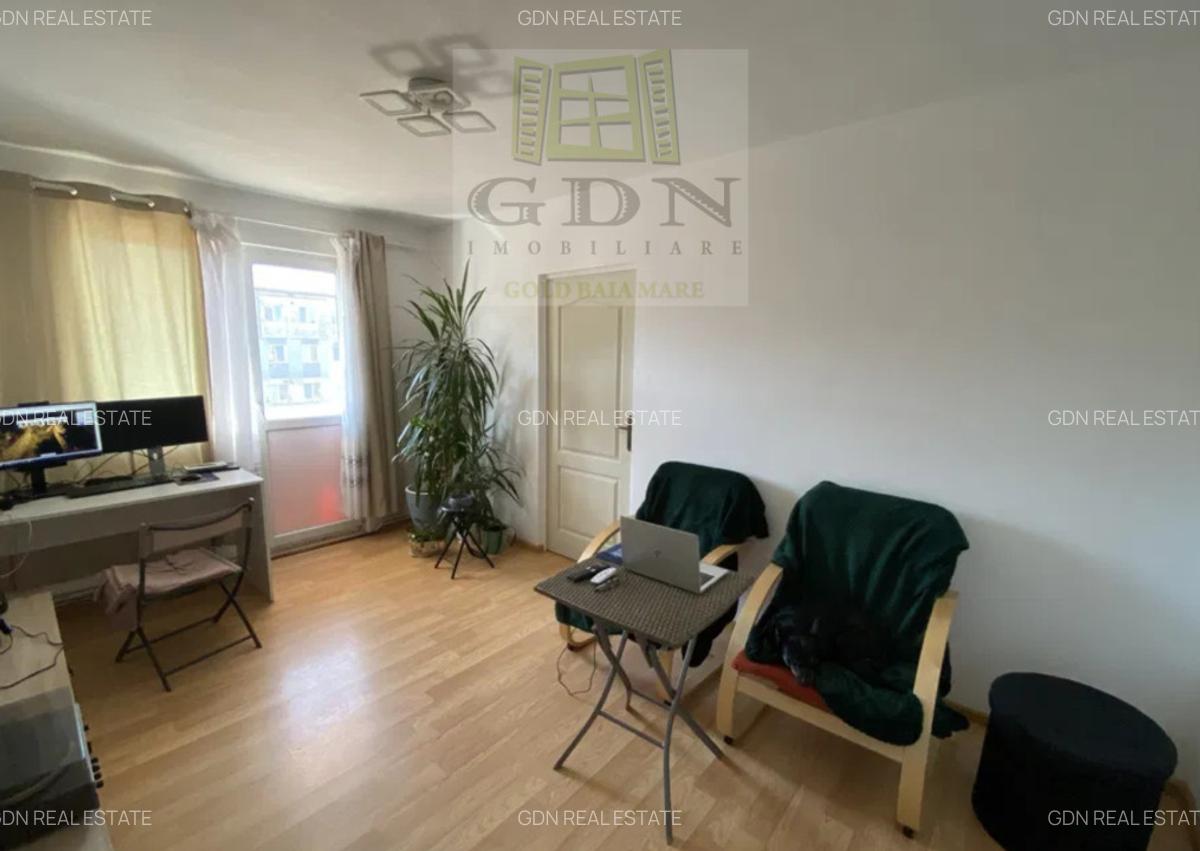 Apartament de vanzare - zona Semiluna 3 camere - 1