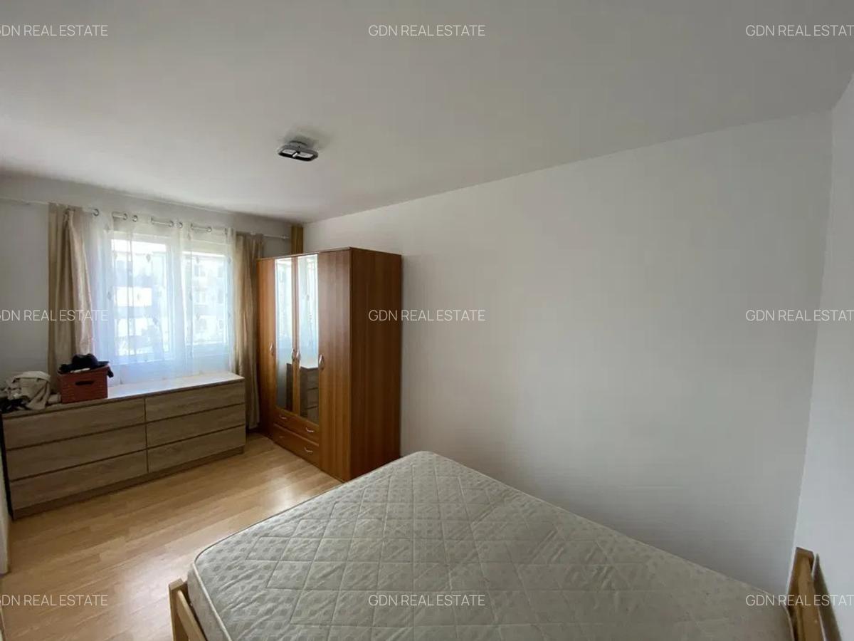 Apartament de vanzare - zona Semiluna 3 camere - 4