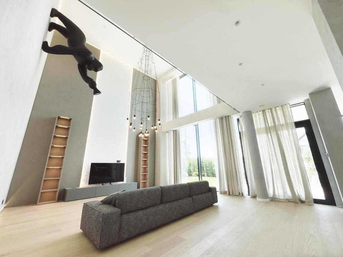 b9bf985e-82f0-432a-977f-a60b93318998 - 1