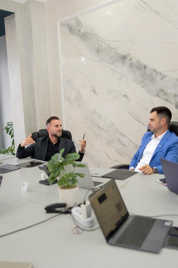 18693bf0-f0f0-4c33-8a13-f7dfd4e9759c