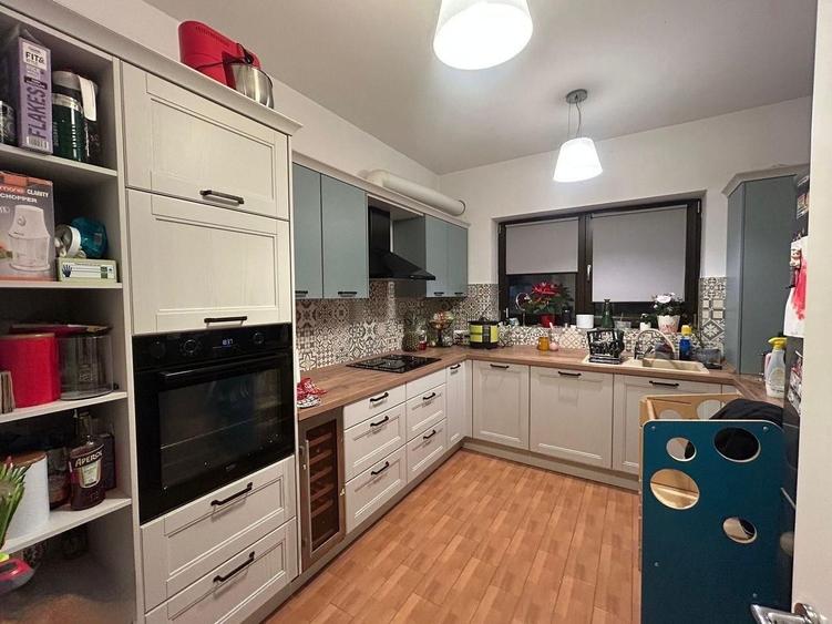 Casa cu 5 camere si garaj - la 100 ml distanta de lacul Grivita