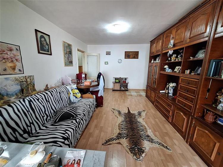 Apartament 2 camere semidecomandat , zona Milcov