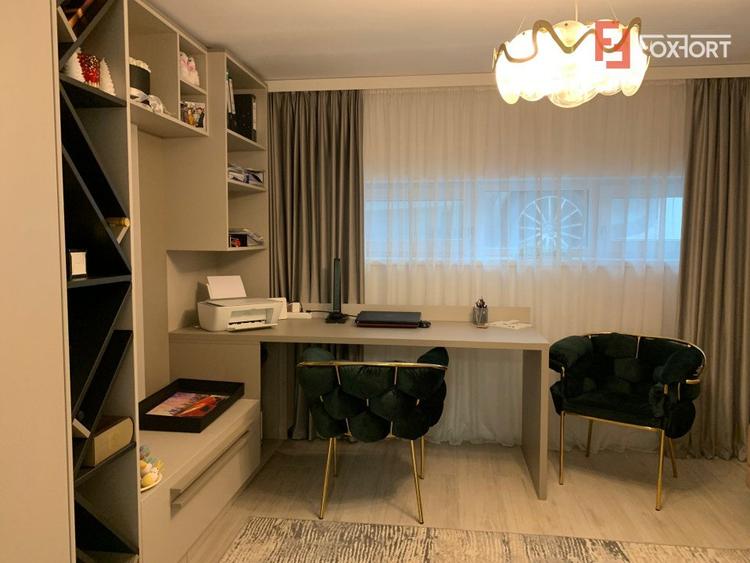Duplex de vanzare cu 5 camere si 3 bai, zona Mehala