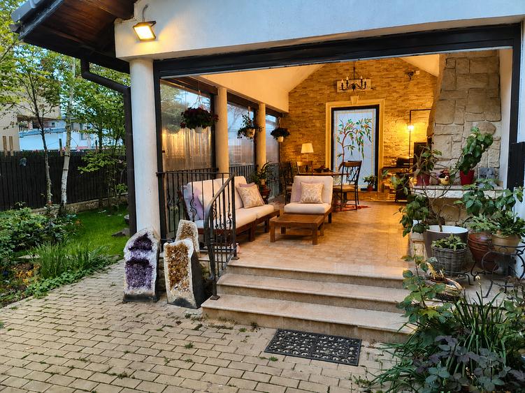 Vila spatioasa de vanzare 7 camere cu gradina amenajata si terasa spectaculoasa