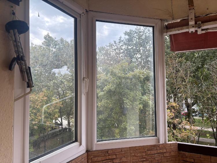 Vând apartament 4 camere zona centrală, langa parc
