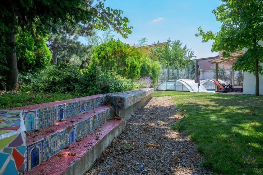 Vilă de arhitectură cu piscină, garaje și teren de 800 mp - 55