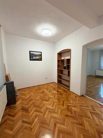 Inchiriez apartament in centru/strada traian!