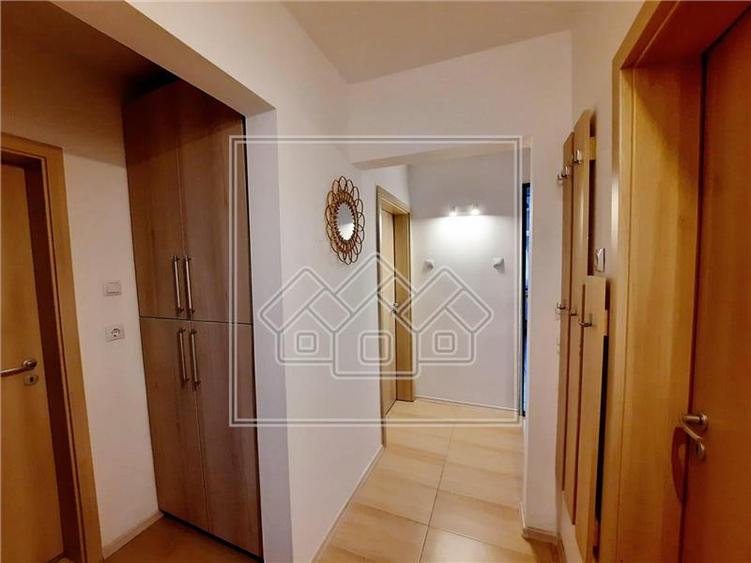 Apartament cu 3 camere, 2 bai, balcon, zona Strand