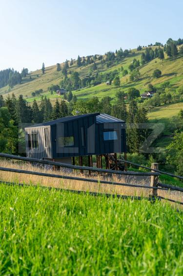 Cabana Tiny House, cu 2 ha teren intravilan, în Bucovina, Moldovita