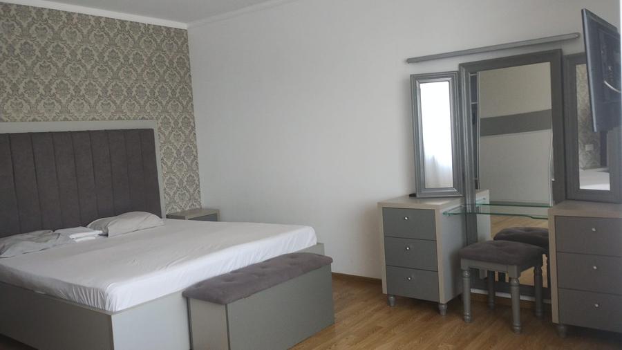 Mamaia, zona Rex, apartament 3 camere-85 mp, lux, aproape de plaja