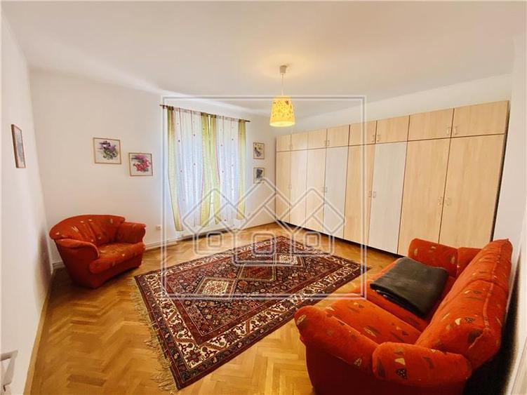 Apartament spatios, 4 camere, 2 bai, zona  Parcul Sub Arini