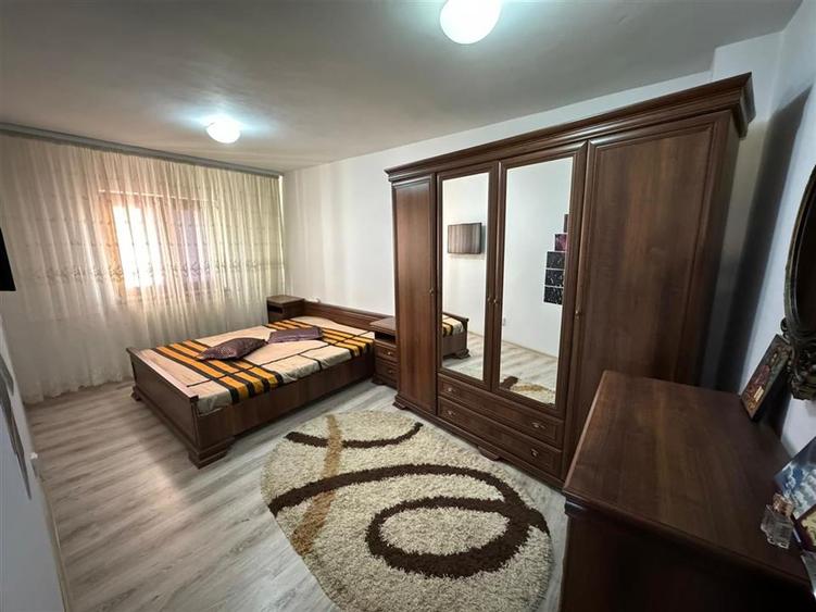 Apartament 4 camere, etaj 3 cu acoperis, nemobilat