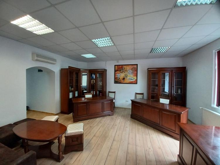 Birou, central, Ady Endre Oradea, 40 mp. 390 E neg. Comision 0