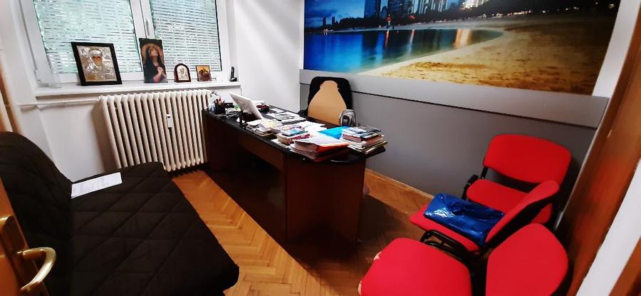 Apartament 3 cam  sau spatiu com cu balcon stradal pe Sos Stefan cel Mare