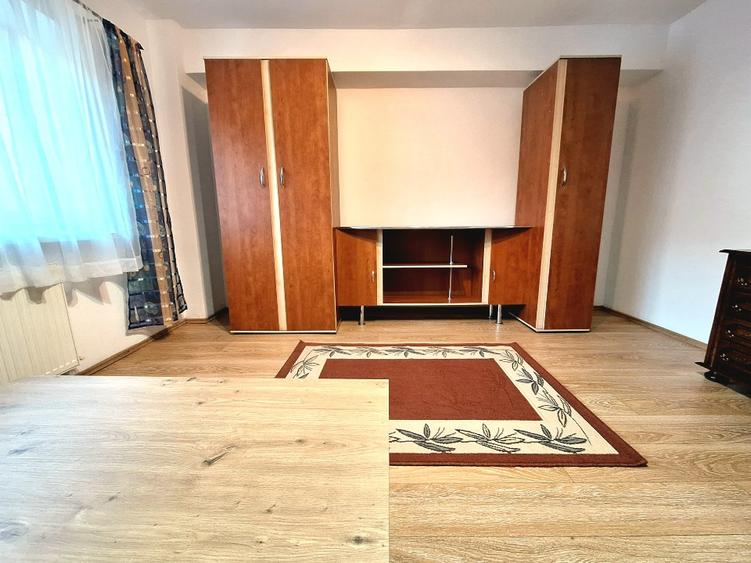 Inchiriez apartament 3 camere în Brașov-Răcădău