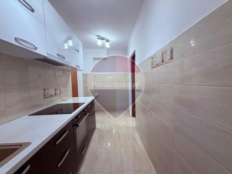 De vânzare apartament 3 camere  Zona Universității, Str Ronald Reagen - 6