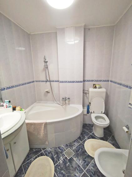 Vanzare 4 cam modern,complet renovat 100 mp, boxa si parcare ADP zona Parlament