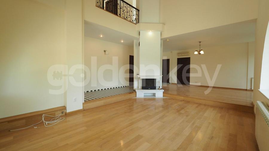 Vila individuala cu 5 camere, piscina exterioara si gradina amenajata