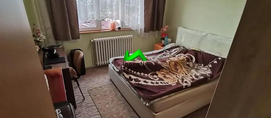 Apartament de vanzare 3 camere zona Vasile Aaron