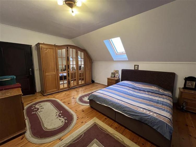 Casa de inchiriat in zona Moca de 380 mp utili, cu piscina si curte de 733 mp