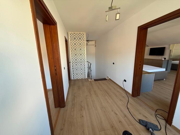 Inchiriez casă cu garaj si un loc de parcare in curte