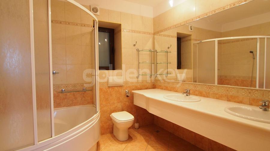 Apartament spatios cu 4 camere, vedere frumoasa