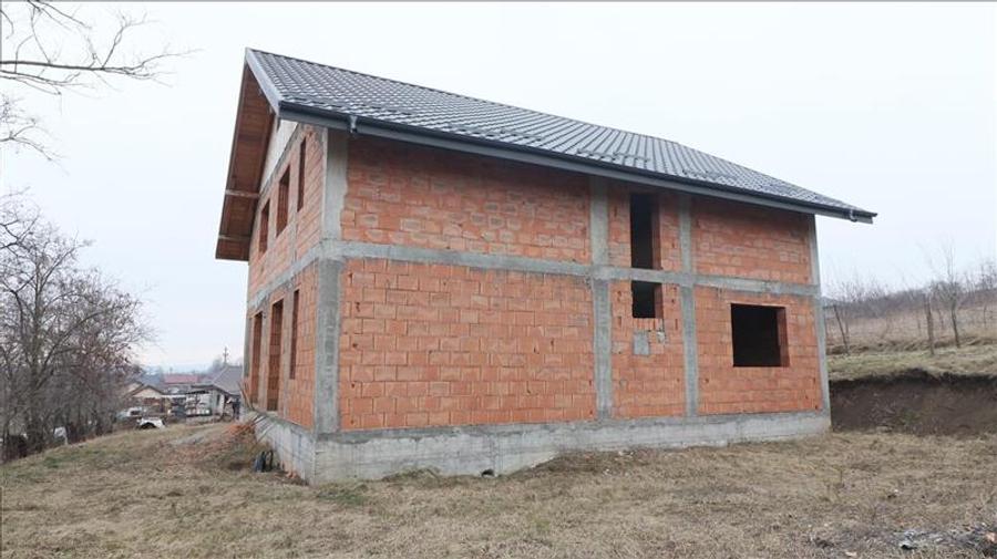 Casa cu 8 camere, 900 mp teren, la rosu in Rediu
