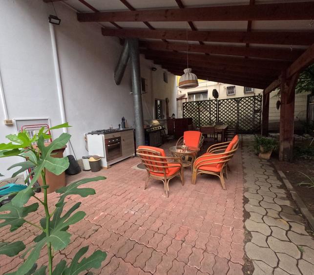 Casă Renovată cu Grădină | 227 mp | 3 Terase | 3 Dormitoare | Milcov