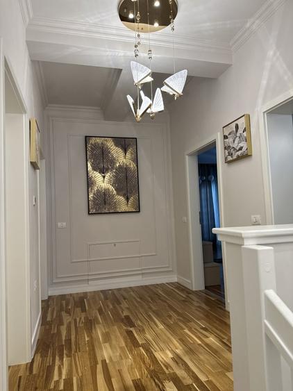 Margine de triplex : 5 camere, 3 bai,2 dressinguri,bucatarie, balcon,terasa.