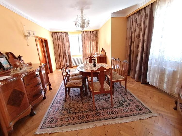 Apartament cu cinci camere in vila, zona Centrul Vechi