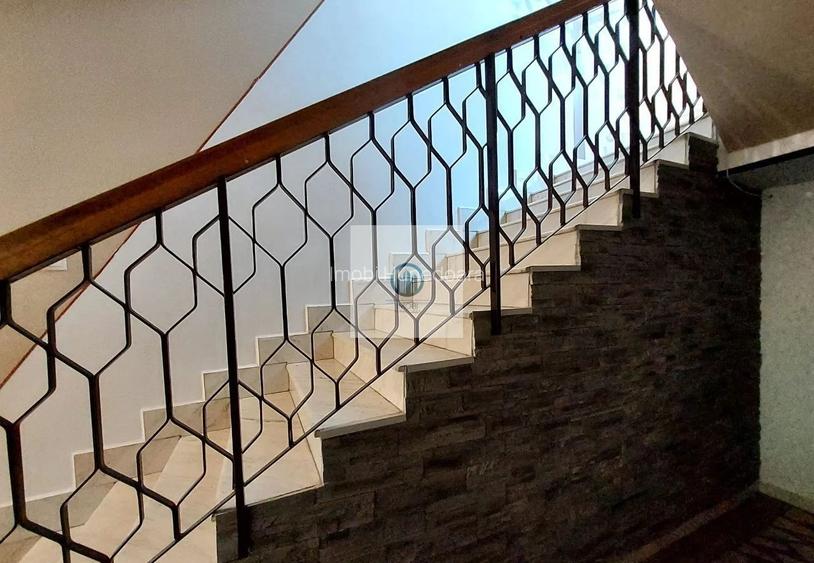 Vila Impresionanta în Deva–Construcție Solida 3 garaje inclus elevator