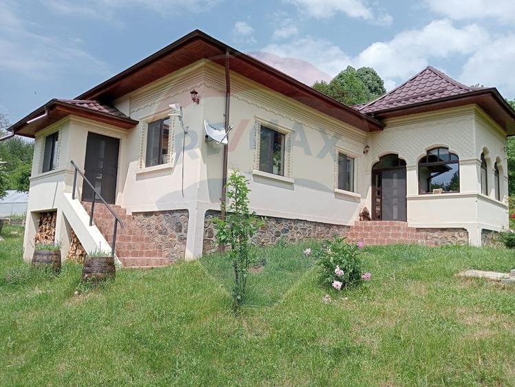 Vanzare casa 4 camere-microferma, cu panouri fotovoltaice