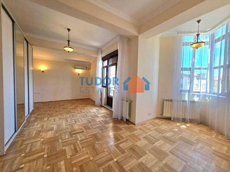 Elegant 10-Bedroom Mansion with Private Pool & Landscaped Garden