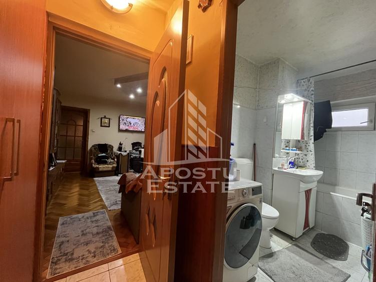 Apartament cu 3 camere,2 bai, etajul 1,centrala proprie,zona Girocului